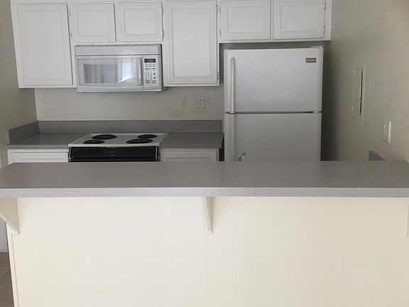 KITCHEN & BREAKFAST BAR