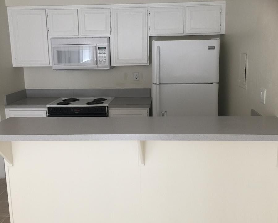 KITCHEN & BREAKFAST BAR