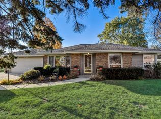 N62W23859 Sunset Dr, Sussex, WI 53089