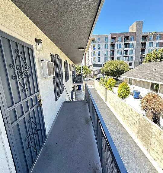 1034 S Ardmore Ave #7 — Photo 8