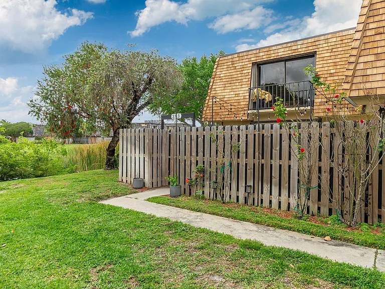 393 Lake Arbor Dr — Photo 3