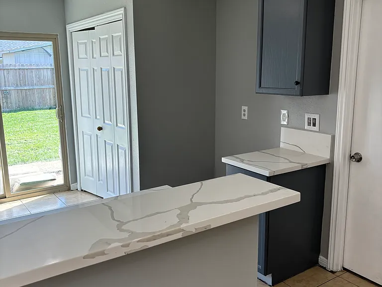 912 Macclesby Ln — Photo 10