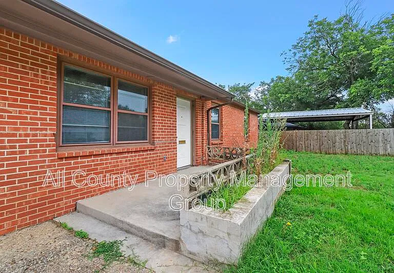 2116 Andover St — Photo 2