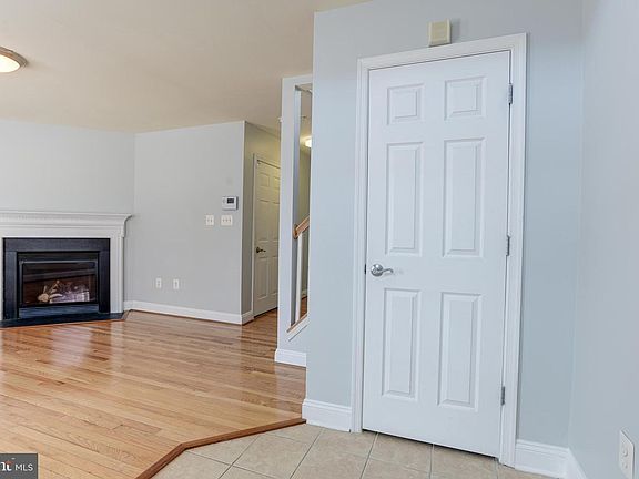 4th image of 302 Scott St