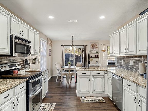 2nd image of 114 Thorncliff Pl