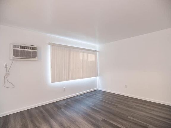 3rd image of 7317 Haskell Ave #311A