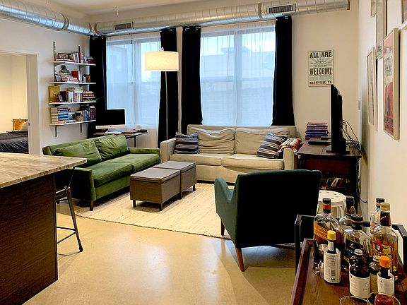 5th image of 1062 N Ashland Ave APT 406