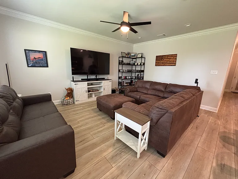 739 Venecia Dr — Photo 2