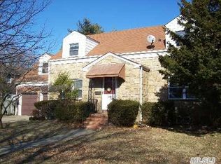 576 7th St, West Hempstead, NY 11552