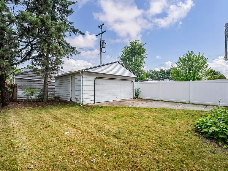15907 Walden Ave — Photo 16