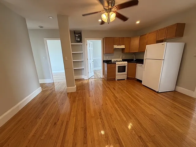 3 bed, 999 sqft, $4,680 — Photo 3