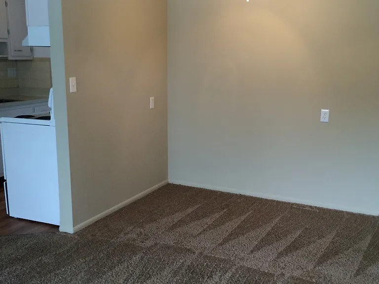 Holland Gardens Apartments — Photo 36
