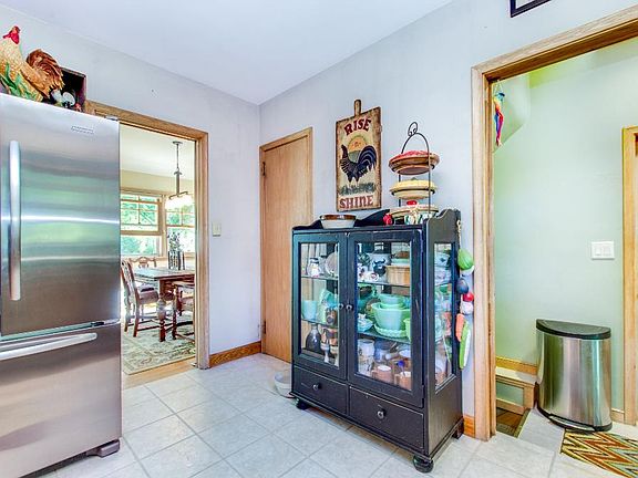 4th image of 786 Sandhurst Dr W