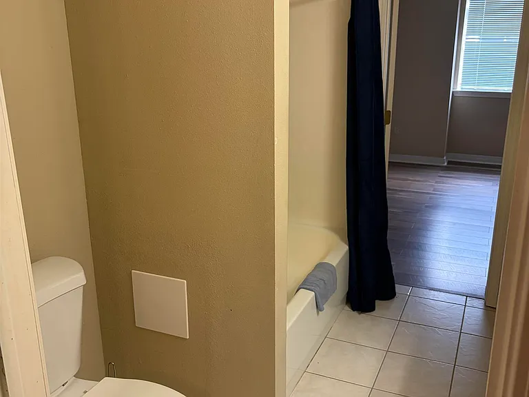 913 W Rothland St #A — Photo 29