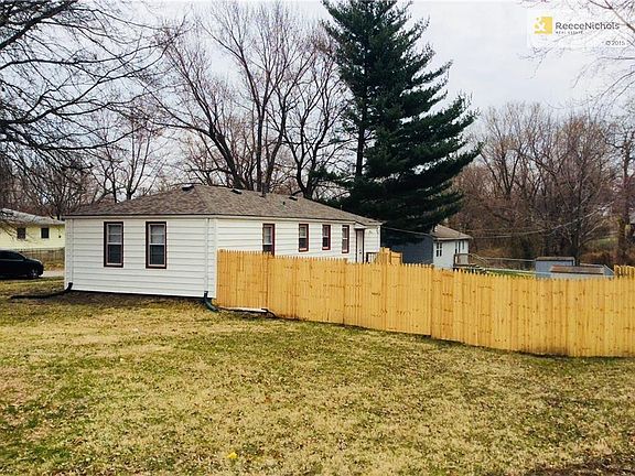 New provably fence just installed on road and back side of yard. Chain link on East side.