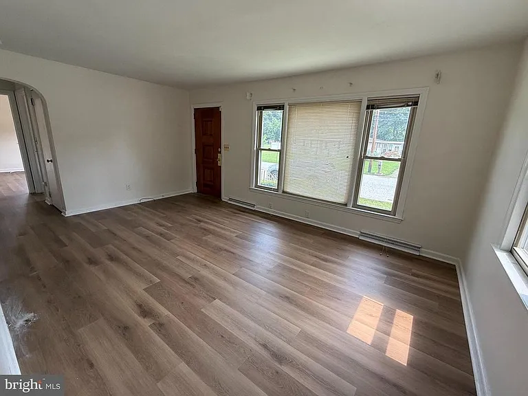 1236 Oak Ln — Photo 2