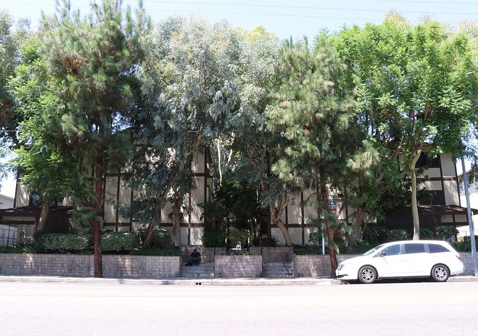1st image of 21815 Saticoy St Unit 31