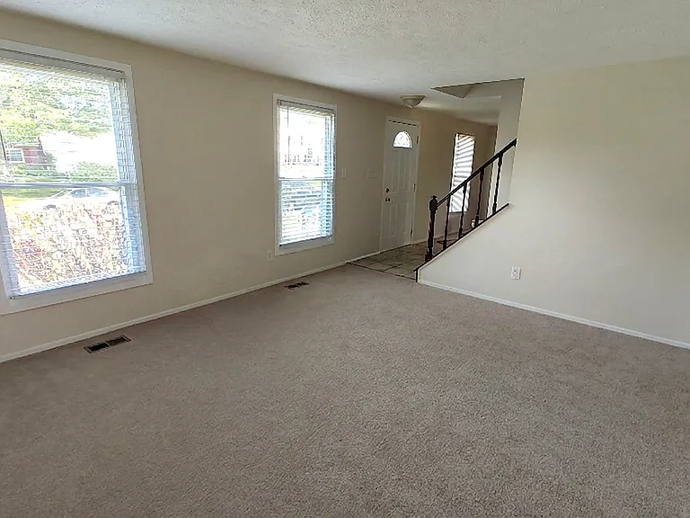 8638 Saxon Cir — Photo 10