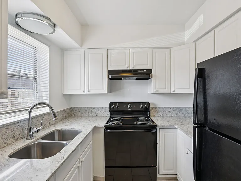 Parkcrest Apartments — Photo 20