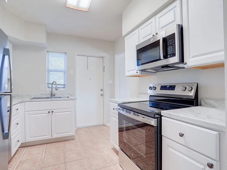 434 E Esther St — Photo 8