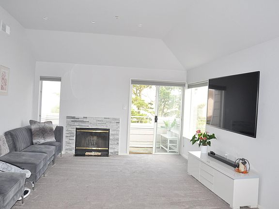 5th image of 741 Pointe Pacific APT 1