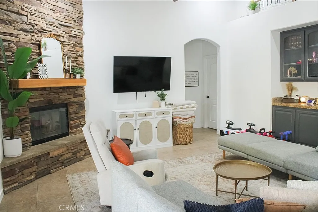 4 bed, 2073 sqft, $3,850 — Photo 4