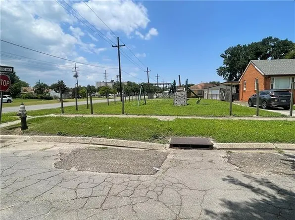 5702 Cameron Blvd, New Orleans, LA 70122