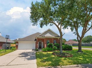 10101 Hidden Falls Dr, Pearland, TX 77584