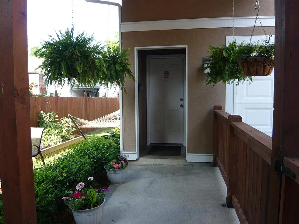 Apt private entrance