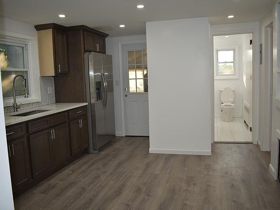 4th image of 204 Henry St Floor 2
