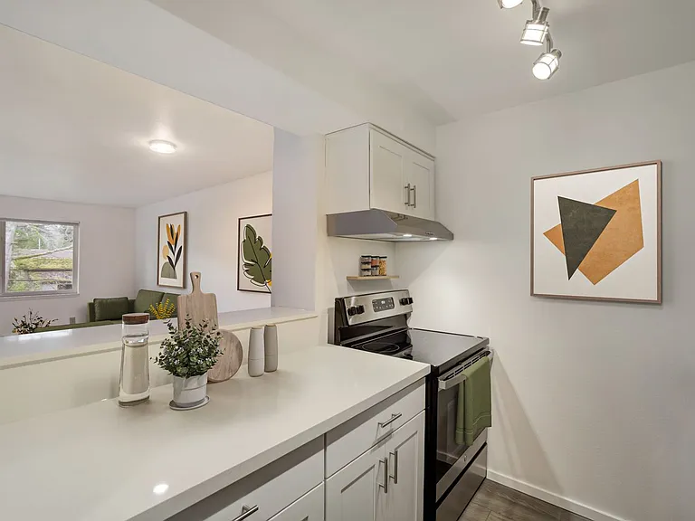 Hillcourt Apartments — Photo 14