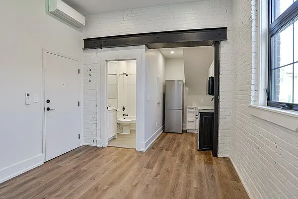 27 Peter St N #102 — Photo 7
