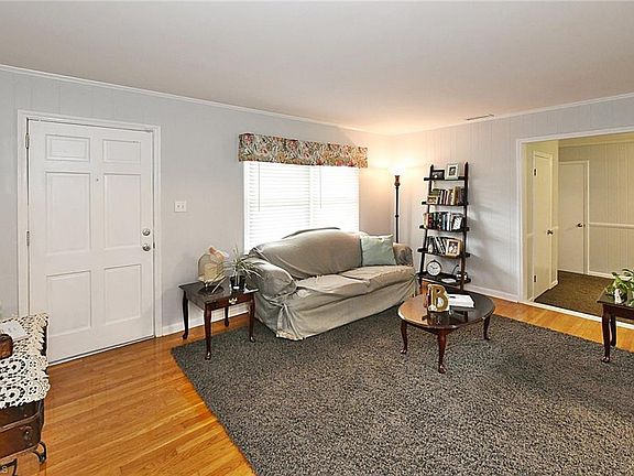 3rd image of 140 Crestland Dr