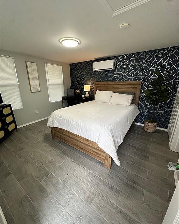 2nd image of 301 N 3rd St Unit B