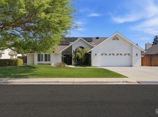 2204 Mountain Oak Rd, Bakersfield, CA 93311