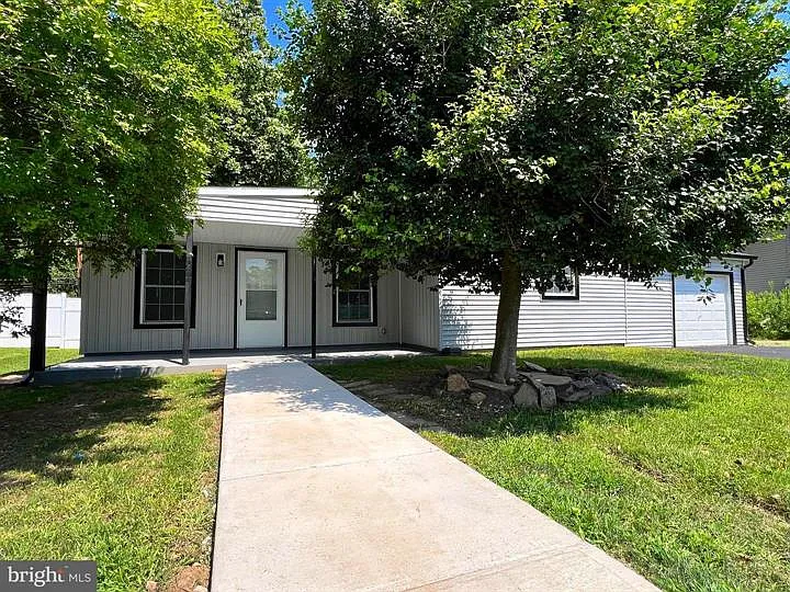 208 Thornridge Dr — Photo 2