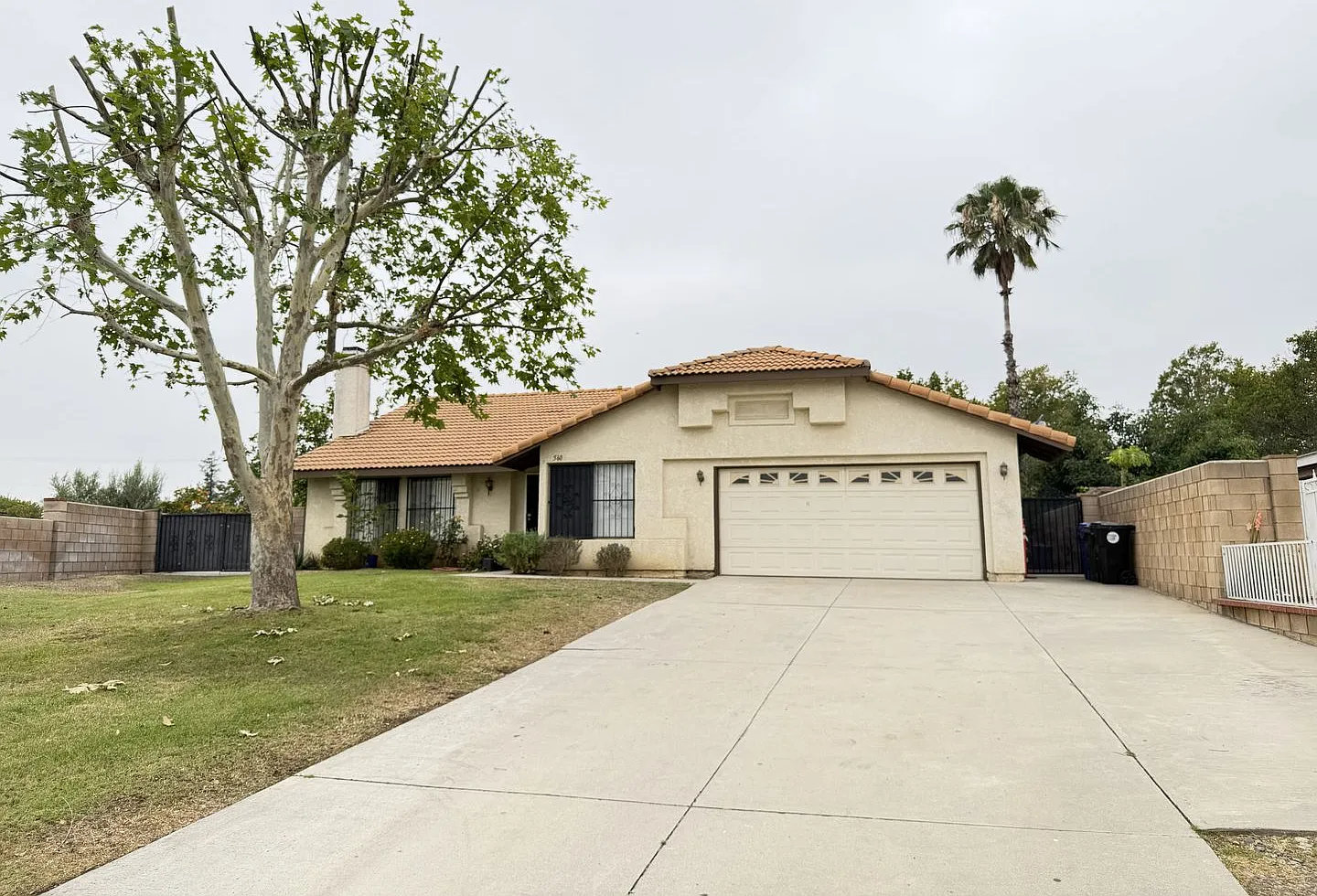 Available Now Spacious 5 Bedroom in Bloomington — Photo 1