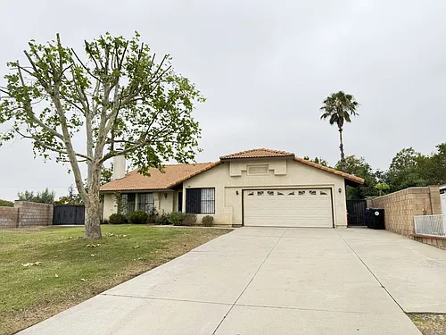 560 S Quince Ave Photo 1