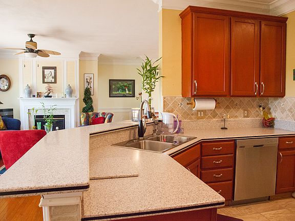 4th image of 27 Ashland Cir