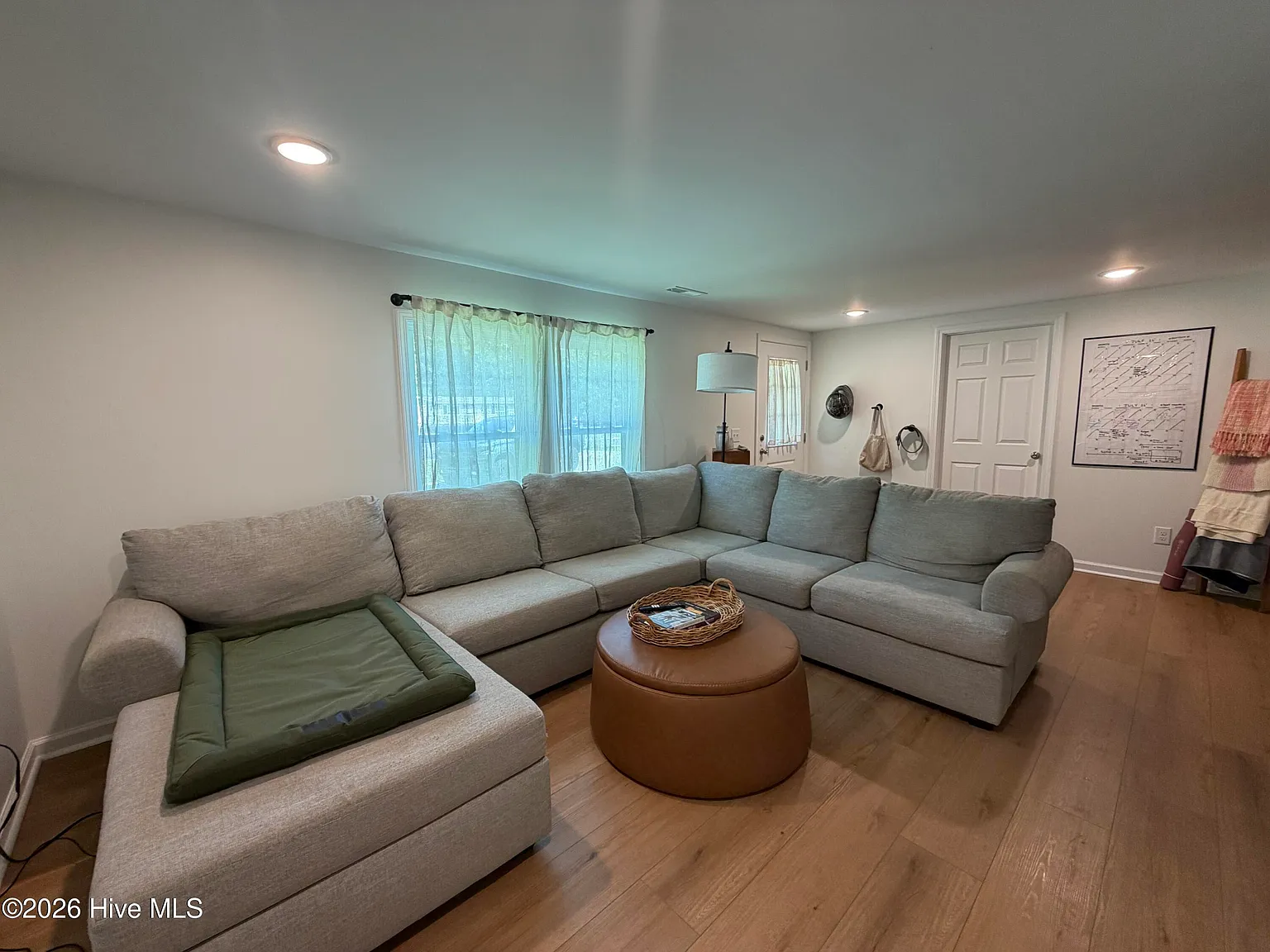 3 bed, 2.0 bath, $2,400 — Photo 2