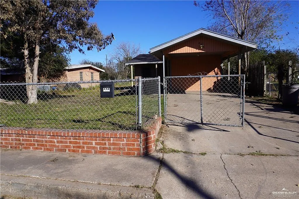 3 bed, 1.0 bath, 720 sqft, $850 — Photo 2
