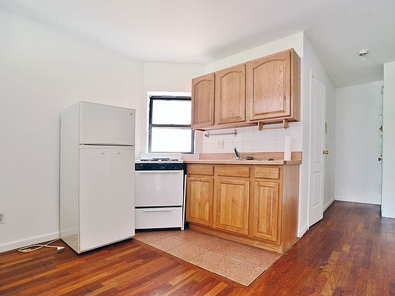 5th image of 154 Allen St APT 1C