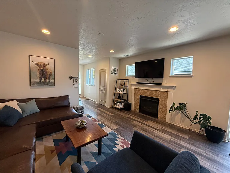 894 NW 24th Way — Photo 4