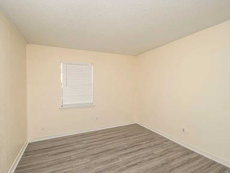 515 Brookside Dr #4 — Photo 14
