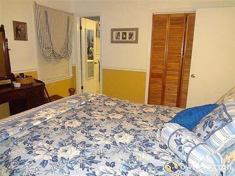 Master Bedroom (12' x 13')