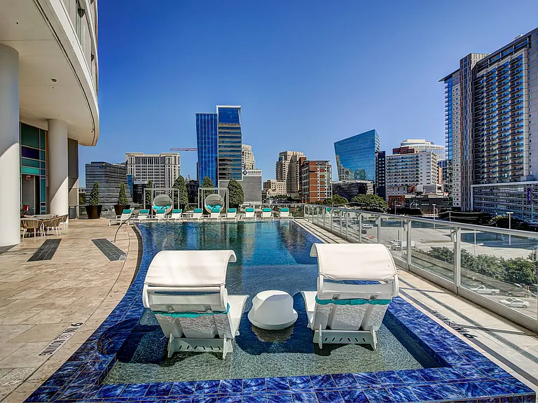 Cirque Residences — Photo 35