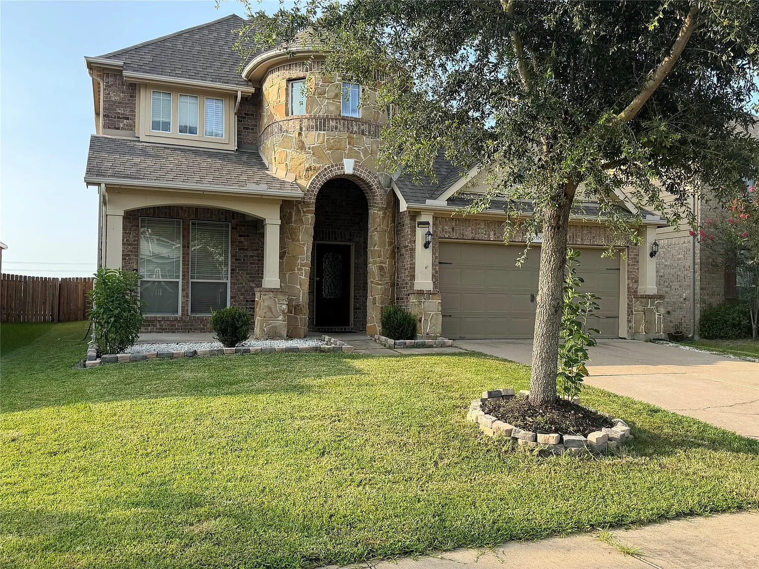 4 bed, 3.5 bath, 3339 sqft, $2,999 — Photo 2