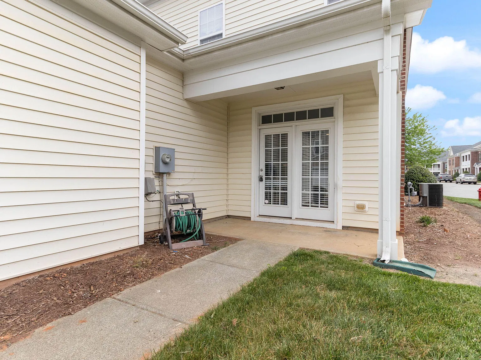 3 bed, 2096 sqft, $2,195 — Photo 3