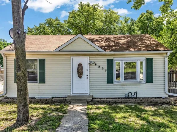 8205 Rose St, Liberty, MO 64068
