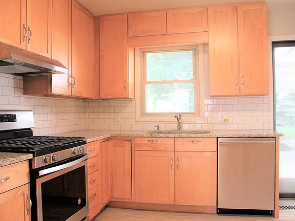 3rd image of 407 Green Acres Dr
